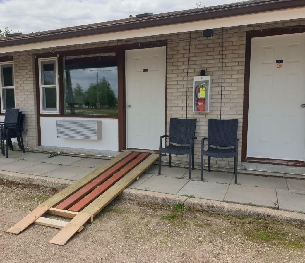 Pinawa Motel Extérieur photo
